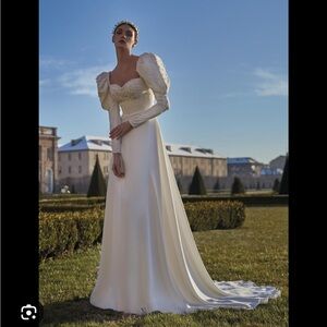 Elegant Wedding Gown with Puff Sleeves